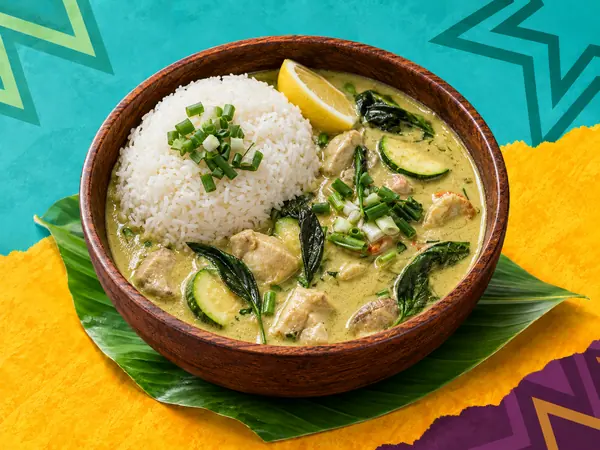 Poulet au curry vert de Special Thaï, servi avec du riz blanc